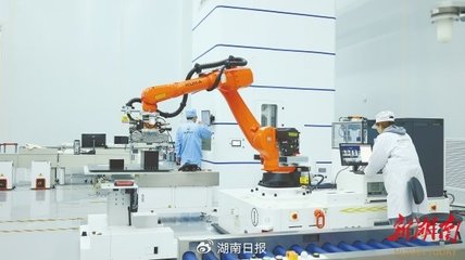 湖南賽德雷特衛(wèi)星科技工廠內(nèi),工作人員對(duì)產(chǎn)品進(jìn)行測(cè)試。通訊員 攝